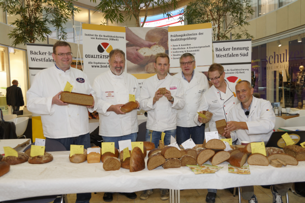 Vorstand mit Brotprüfer