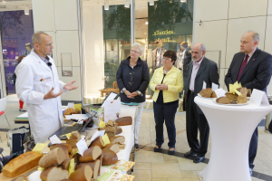 v.l.Brotprüfer Schmalz-Flohren-Capito-rechts GF Haßler